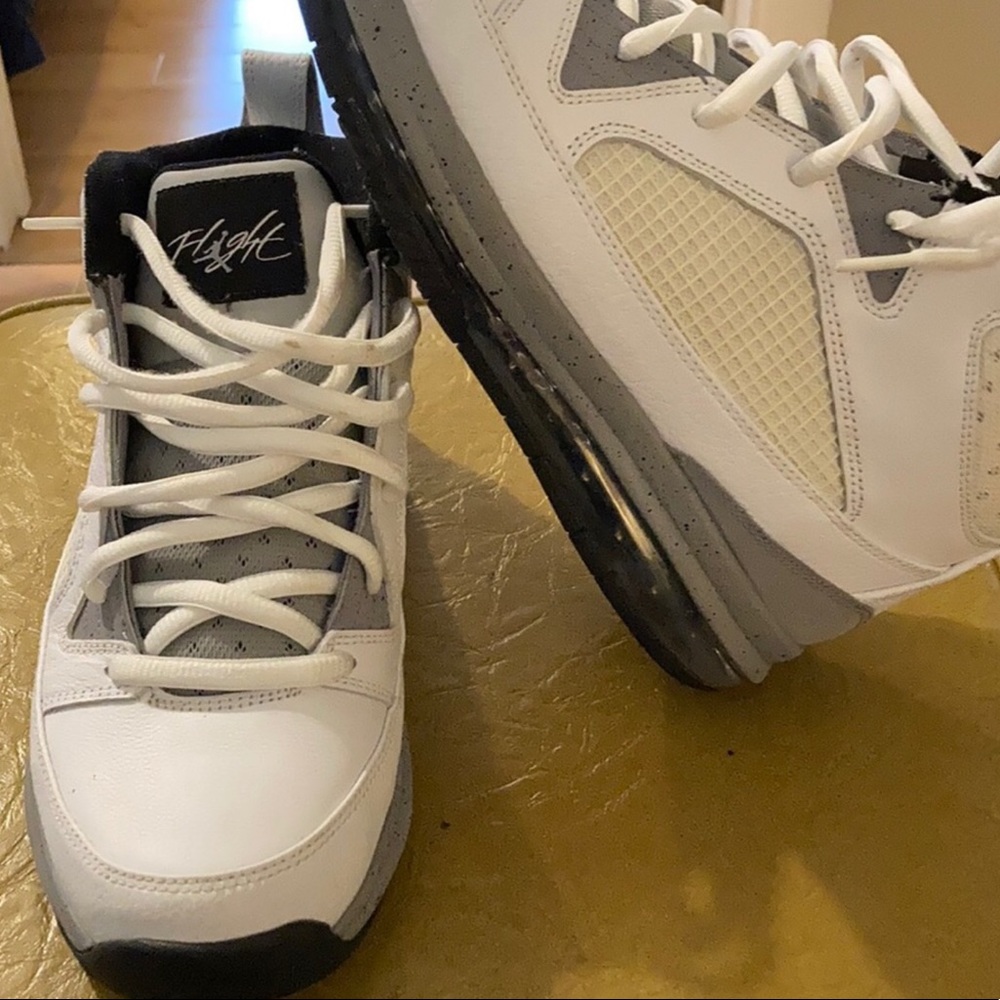 Jordan’s flight 9 SZ 8,5 like New. No original box.